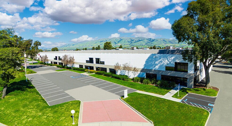 304-344 S Abbott Ave, Milpitas, CA à louer - Photo du bâtiment - Image 2 de 9