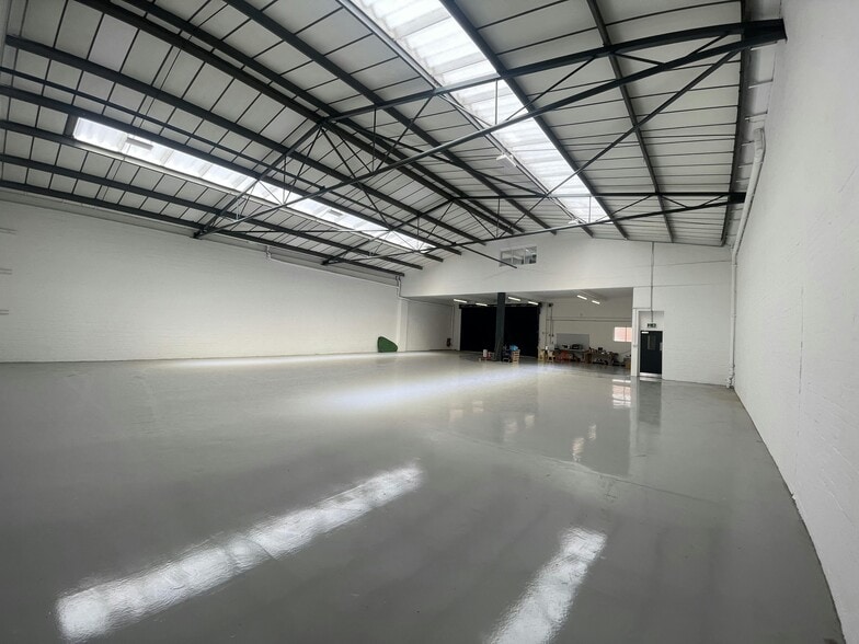 Lanrick Rd, London for lease - Interior Photo - Image 2 of 10