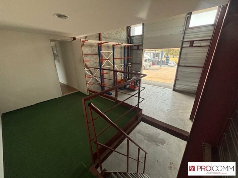 Flex in Bedarrides for lease - Interior Photo - Image 2 of 11