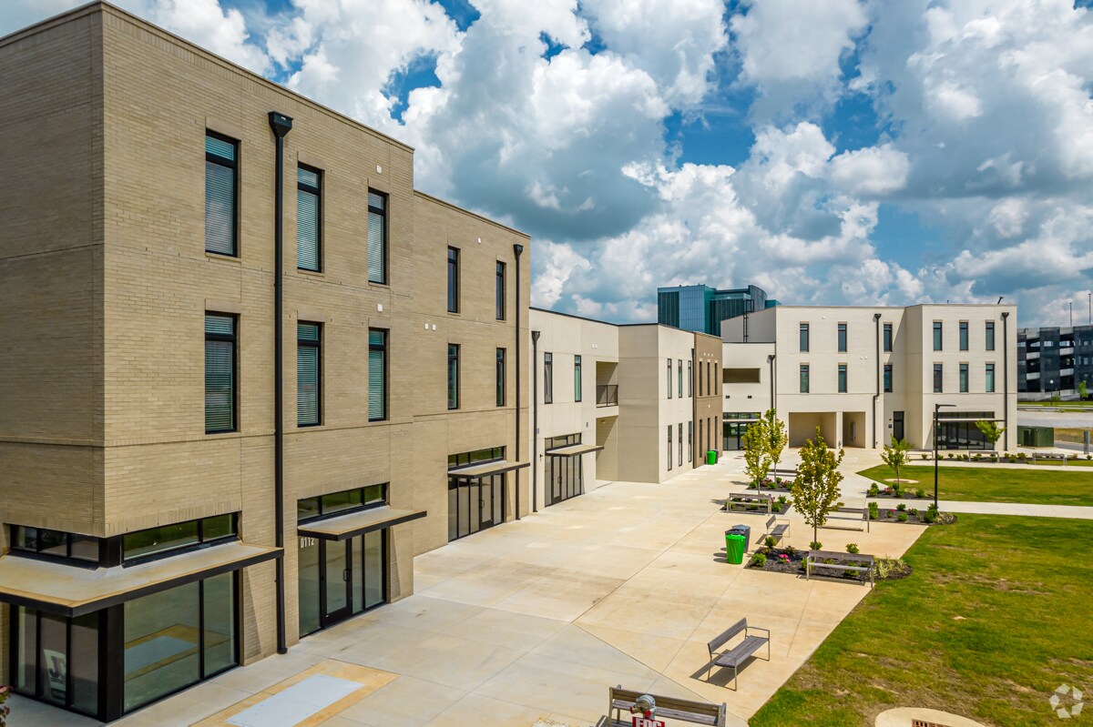 5100 W Park Dr, Rogers, AR à louer Photo principale- Image 1 de 22