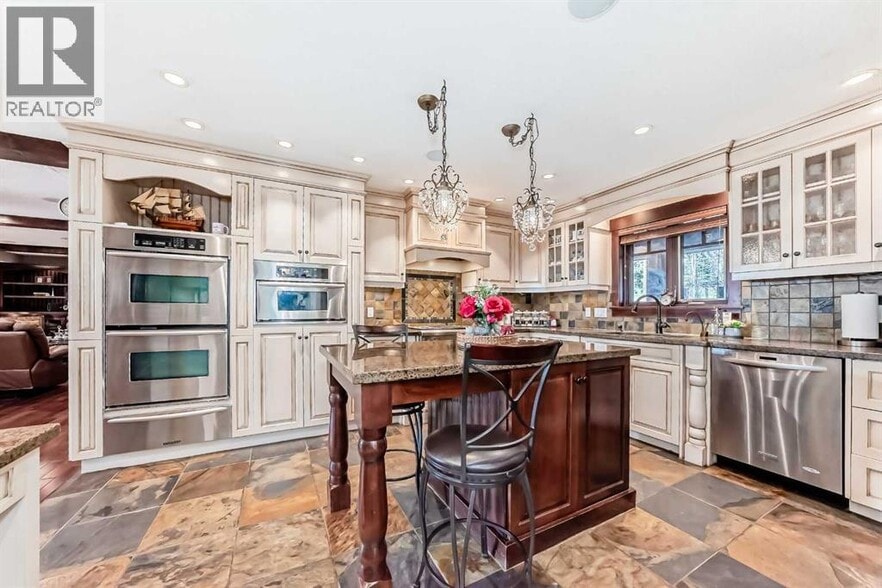 10909 Eamon Rd NW, Calgary, AB for sale - Interior Photo - Image 3 of 5