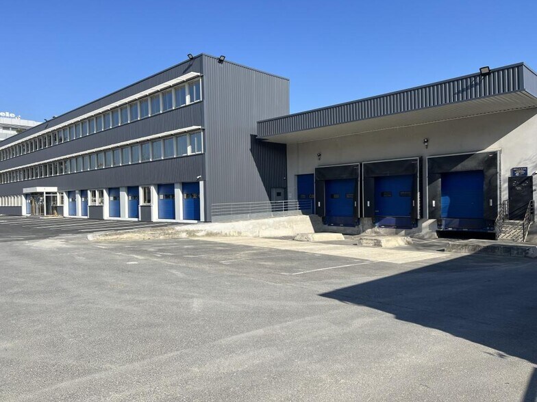 11 Avenue Albert Einstein, Le Blanc-Mesnil à louer - Photo du bâtiment - Image 2 de 22