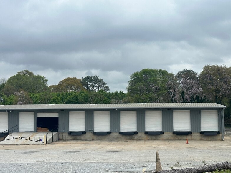1023 Rock Cut Rd, Forest Park, GA for lease - Primary Photo - Image 1 of 9