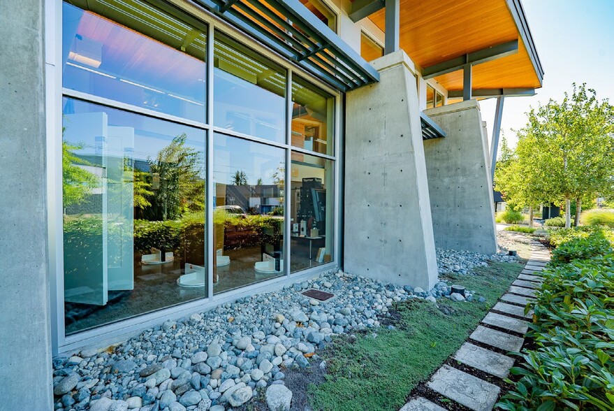 1920 Boxwood Rd, Nanaimo, BC for sale - Building Photo - Image 2 of 5