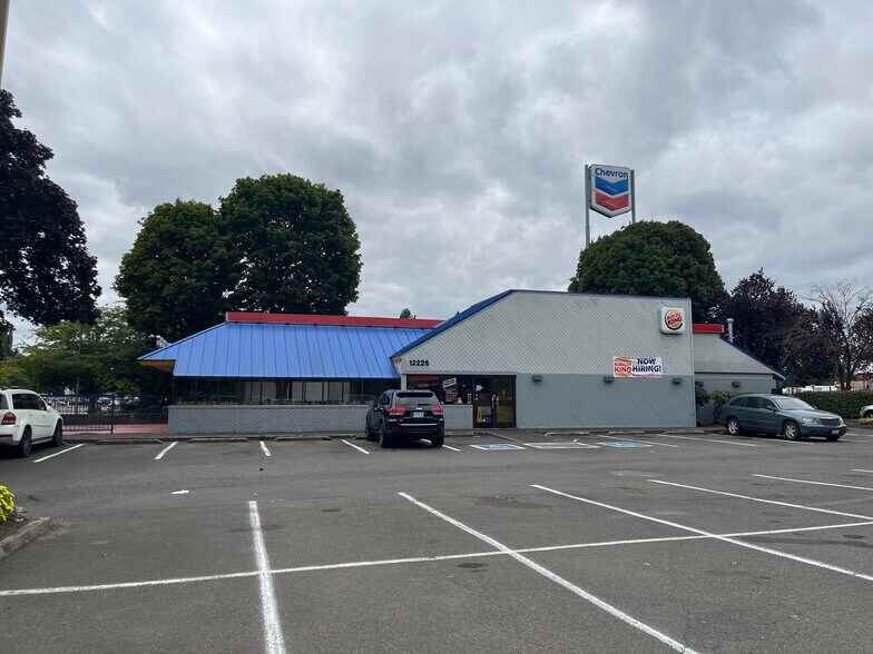 12225 N Jantzen Dr, Portland, OR for lease - Building Photo - Image 2 of 7