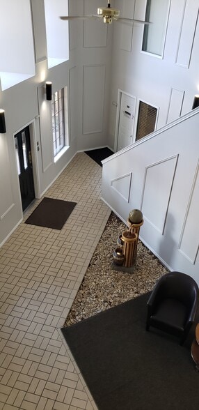 1236 Southridge Ct, Hurst, TX for sale - Lobby - Image 3 of 8