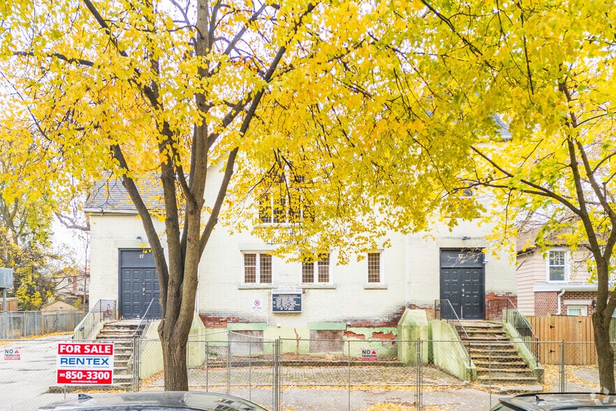 17 Rhodes Av, Toronto, ON à vendre - Photo du bâtiment - Image 2 de 3