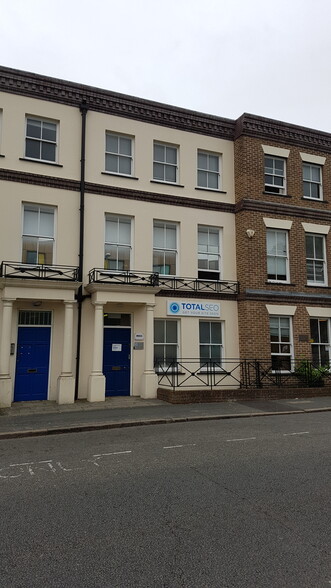 Alexandra Rd, Aldershot à vendre - Photo du bâtiment - Image 2 de 3