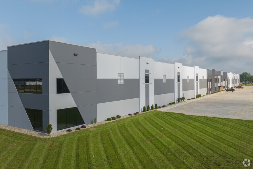 22049 Innovation Dr, Elkhart, IN à louer - Photo du bâtiment - Image 3 de 31
