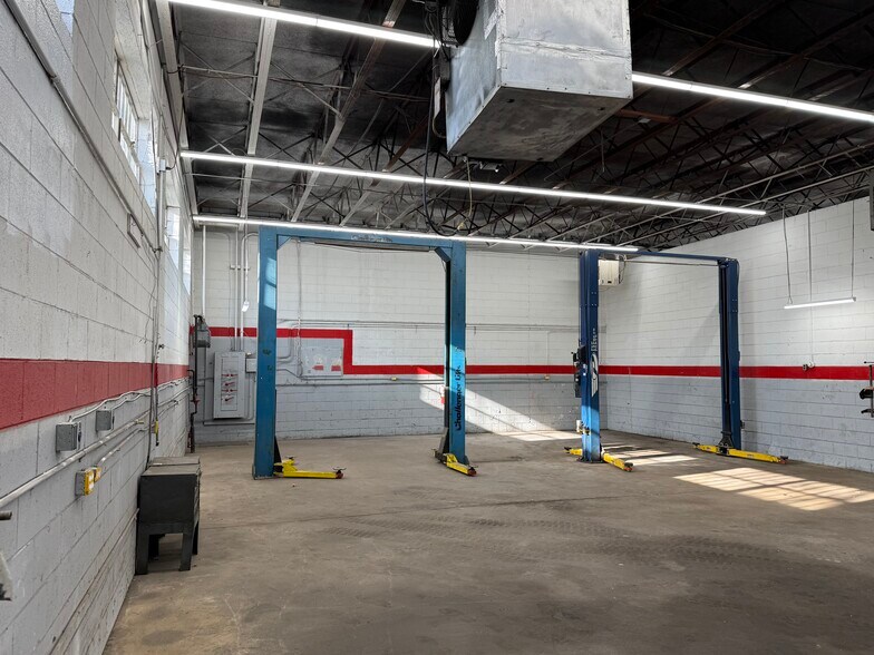 1590 5th St, Ewing, NJ à louer - Photo du bâtiment - Image 2 de 12