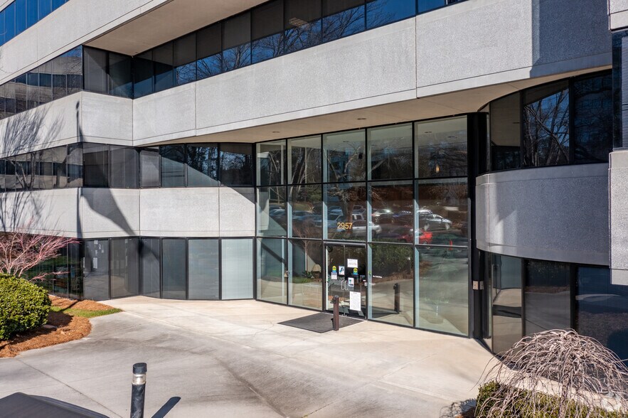 2957 Clairmont Rd NE, Atlanta, GA à louer - Photo du bâtiment - Image 3 de 4
