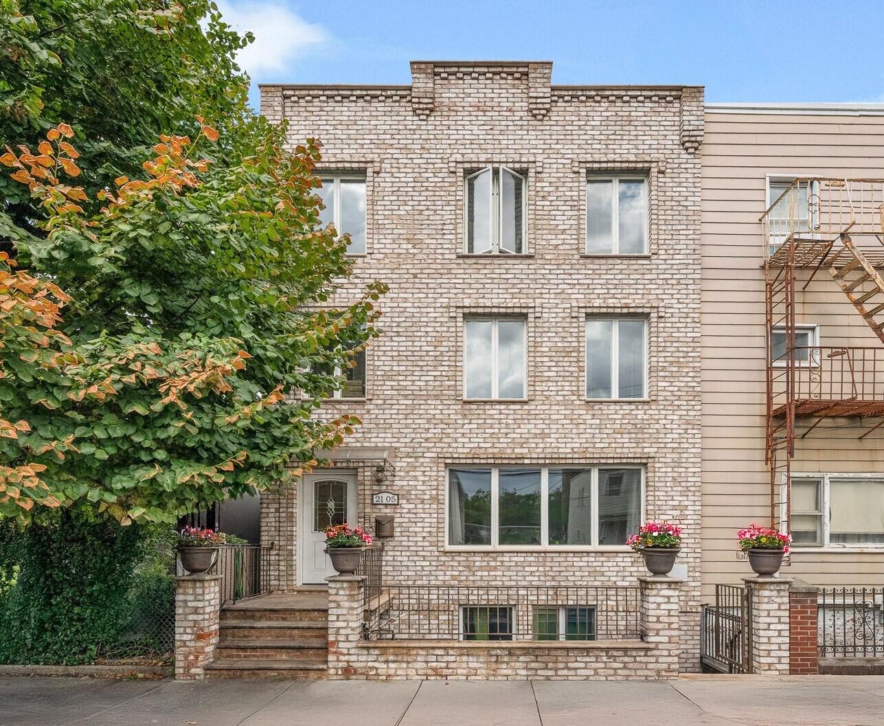 2105 33rd Ave, Astoria, NY à vendre Photo principale- Image 1 de 23