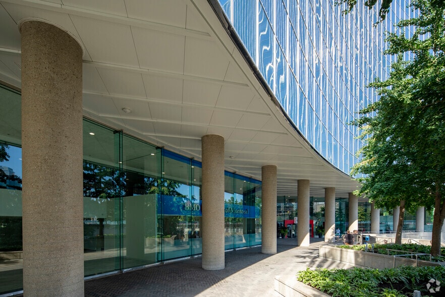 700 University Ave, Toronto, ON for lease - Building Photo - Image 2 of 11