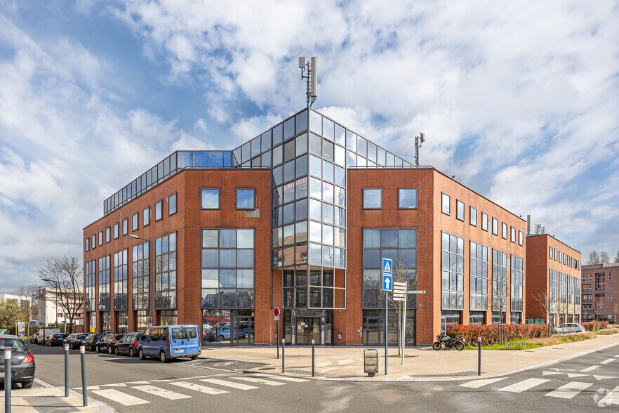 Office in Cergy for lease - Primary Photo - Image 1 of 3