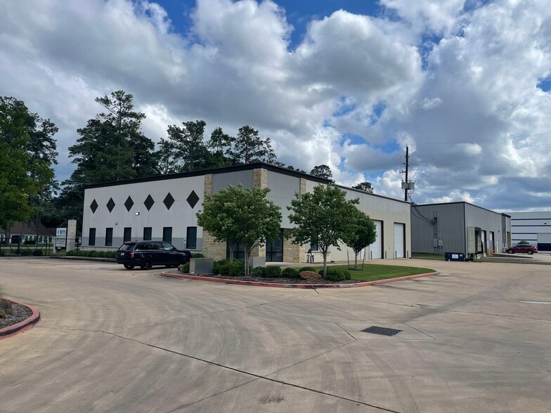 1902 S Houston Ave, Humble, TX for lease - Building Photo - Image 2 of 8