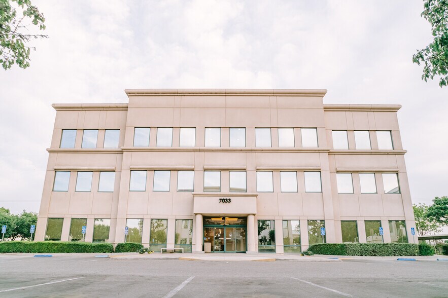 7033 N Fresno St, Fresno, CA for lease - Building Photo - Image 2 of 15