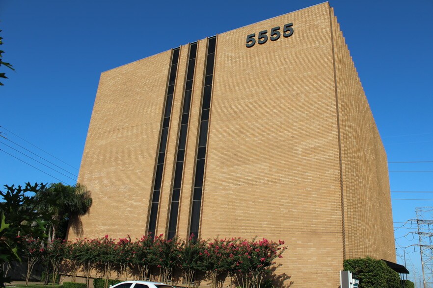 5555 West Loop South, Bellaire, TX à louer - Photo du bâtiment - Image 3 de 13