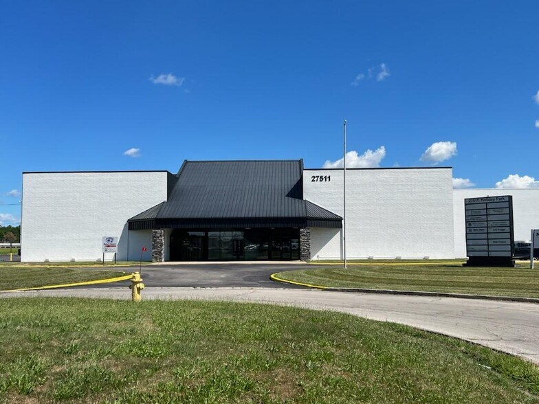 27511 Holiday Ln, Perrysburg, OH à louer - Photo du bâtiment - Image 1 de 5