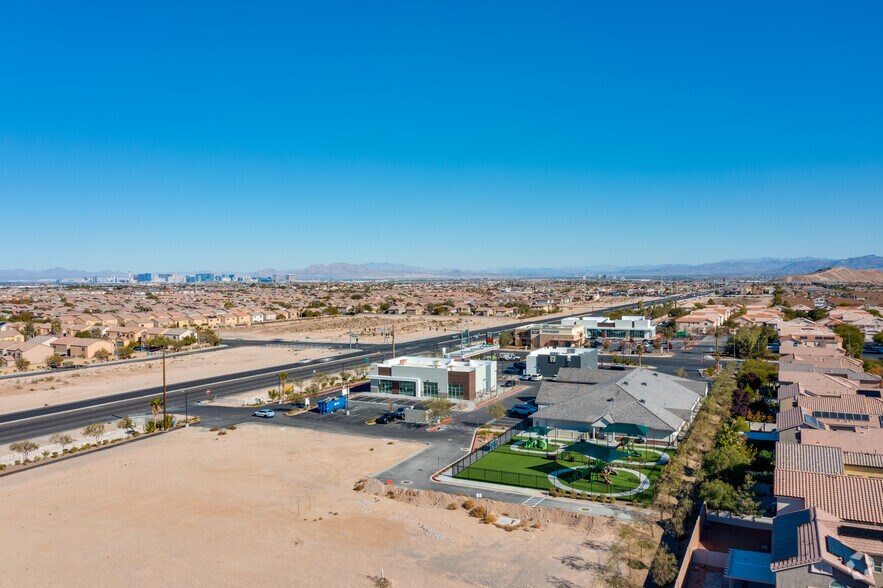 9035 Blue Diamond Rd, Las Vegas, NV à louer - Photo du bâtiment - Image 3 de 3