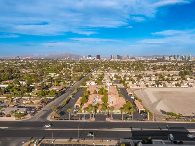 3130 S Rainbow Blvd, Las Vegas, NV à louer - Photo du bâtiment - Image 2 de 7
