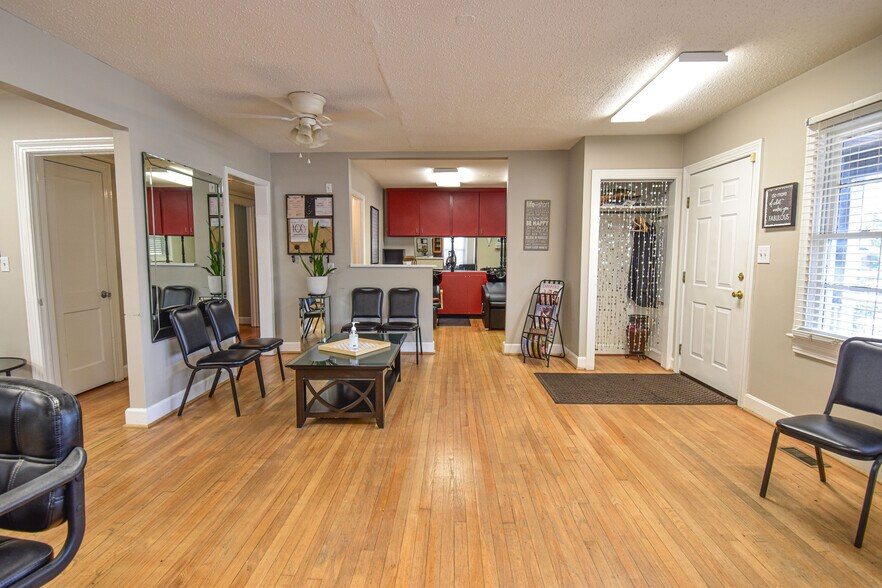 2105 Lurleen B Wallace Blvd, Northport, AL à vendre - Photo intérieure - Image 3 de 5