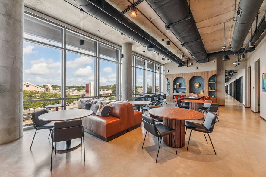 5209 Burnet Rd, Austin, TX for lease - Interior Photo - Image 2 of 9