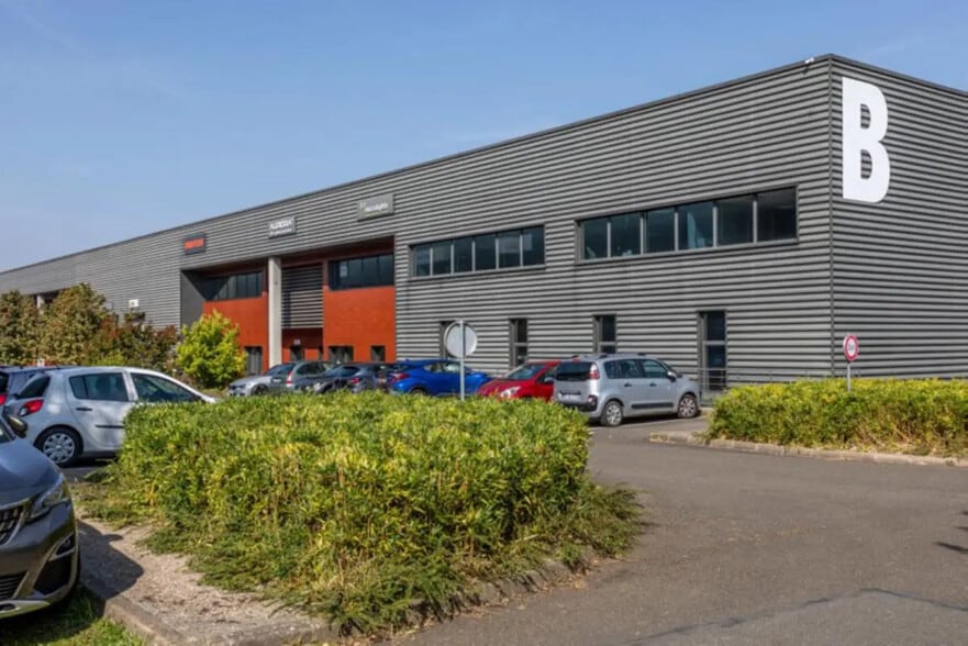 Flex in Gonesse for lease - Building Photo - Image 2 of 9