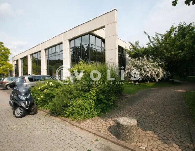 Office in Guyancourt for lease - Building Photo - Image 1 of 5