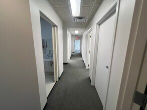 515 Woodcrest Dr, Bloomington, IN for lease Interior Photo- Image 2 of 21