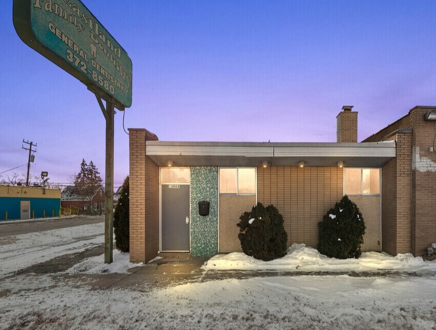 16068 E 8 Mile Rd, Detroit, MI à vendre Photo du bâtiment- Image 1 de 25