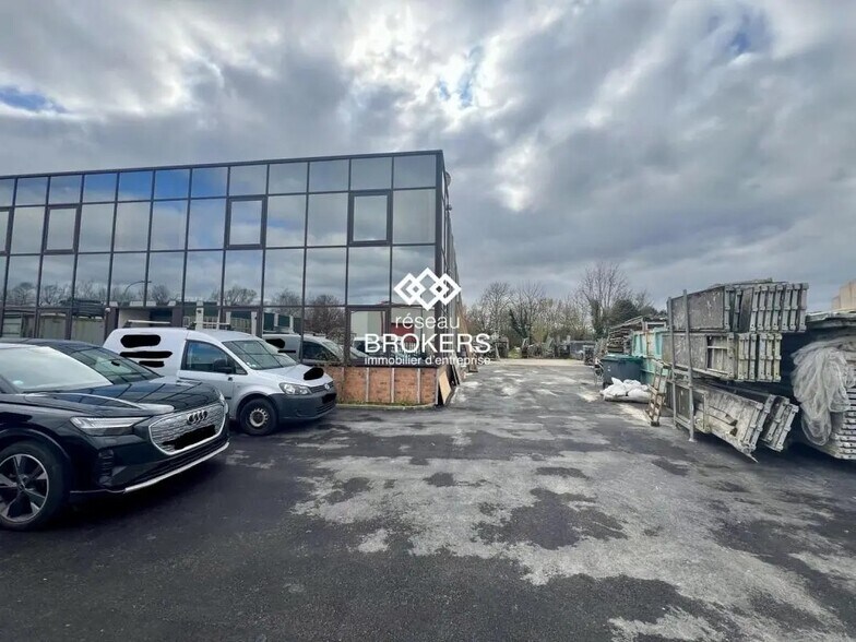 Local d'activités dans Mandres-les-Roses à vendre - Photo principale - Image 3 de 4