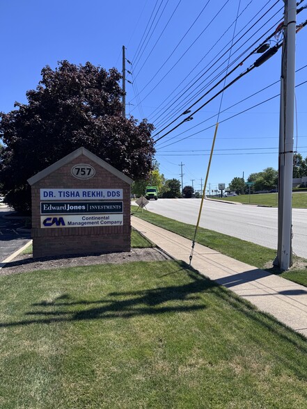 757 Graham Rd, Cuyahoga Falls, OH à louer - Photo du bâtiment - Image 2 de 15