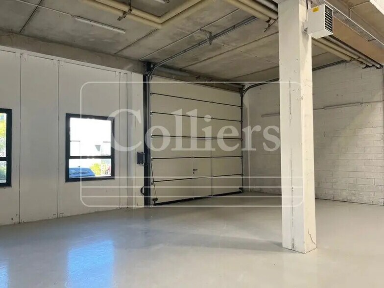 Flex in Vitrolles for lease - Interior Photo - Image 2 of 7