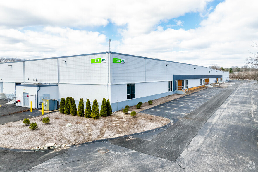 132 Campanelli Industrial Dr, Brockton, MA for lease - Primary Photo - Image 1 of 8