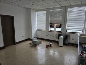 164 Division St, Elgin, IL à louer Photo intérieure- Image 1 de 13