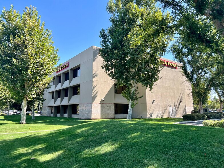 5401 California Ave, Bakersfield, CA à louer - Photo du bâtiment - Image 3 de 7