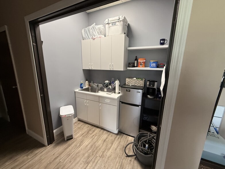 43 Newburgh Rd, Hackettstown, NJ for lease - Interior Photo - Image 2 of 7