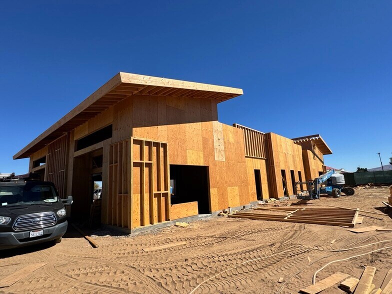 15634 Main St, Hesperia, CA à louer - Photo du bâtiment - Image 3 de 6