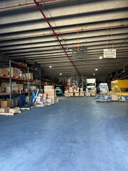 8300 NW 70th St, Miami, FL à louer - Photo du bâtiment - Image 3 de 11