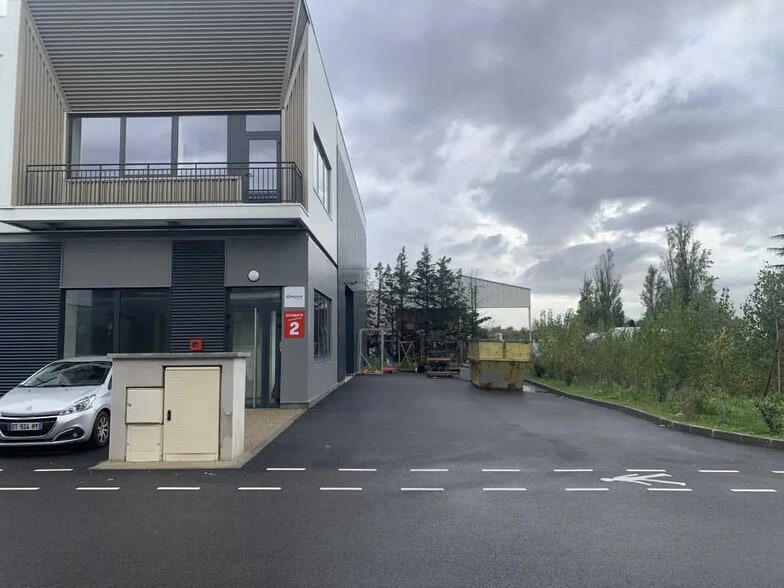 Office in Chassieu for lease - Building Photo - Image 2 of 13