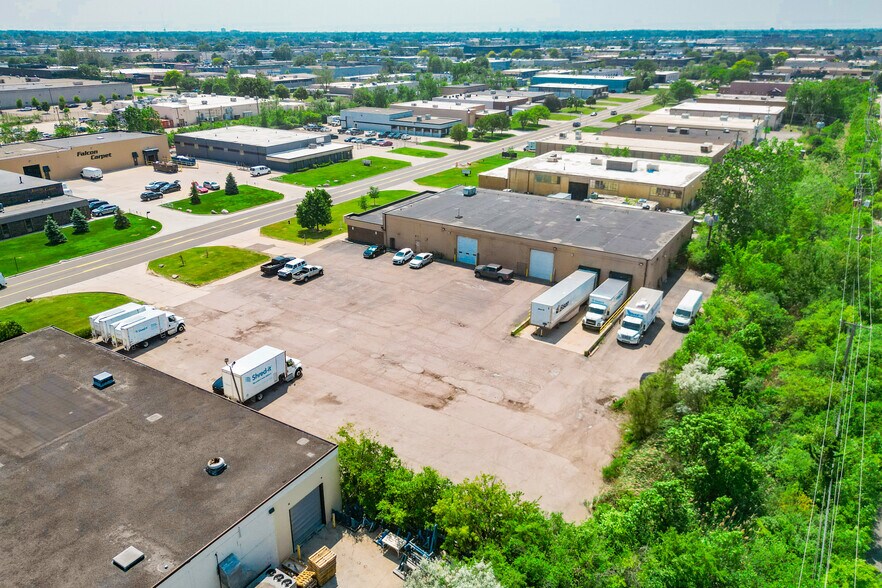 2741 Elliott Dr, Troy, MI à louer - Photo du bâtiment - Image 2 de 6