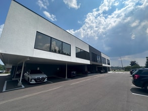 189 E Big Beaver Rd, Troy, MI à louer Photo du bâtiment- Image 2 de 12