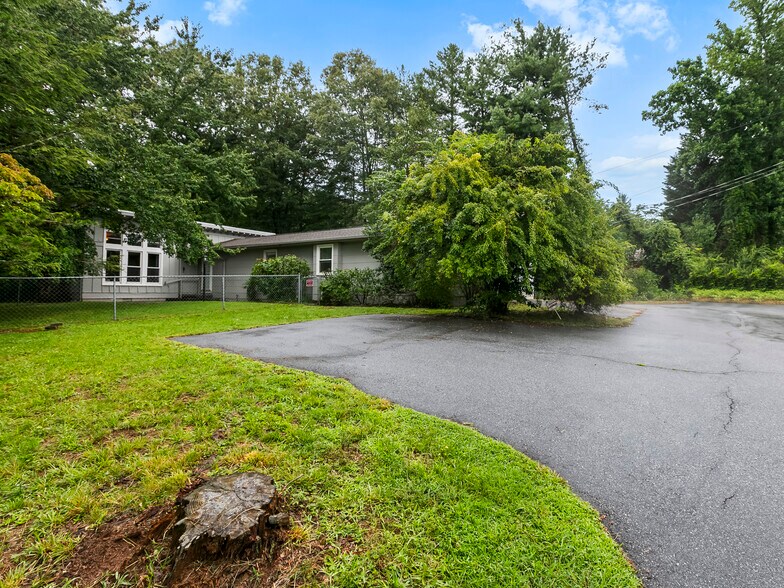 74 Long Shoals Rd, Arden, NC for sale - Primary Photo - Image 1 of 24
