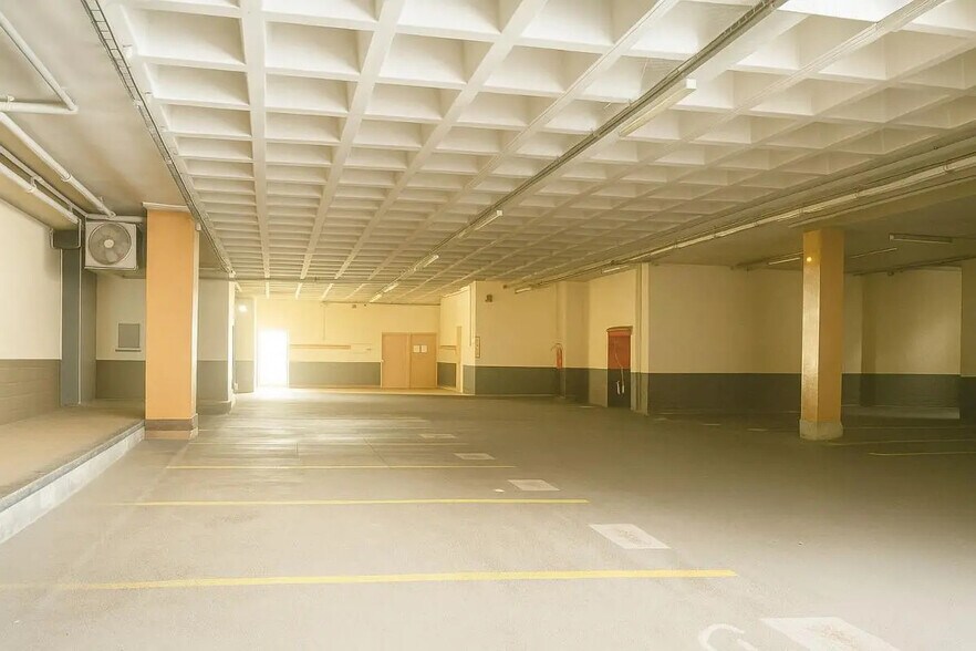 Industrial in Paris for lease - Building Photo - Image 3 of 6