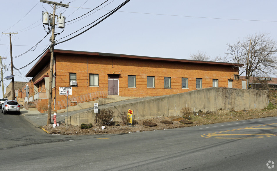 8 Industrial Ave, Fairview, NJ à vendre - Photo principale - Image 1 de 1