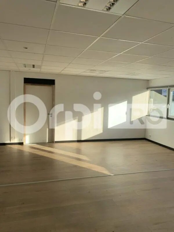Office in Le Haillan for lease Interior Photo- Image 1 of 11