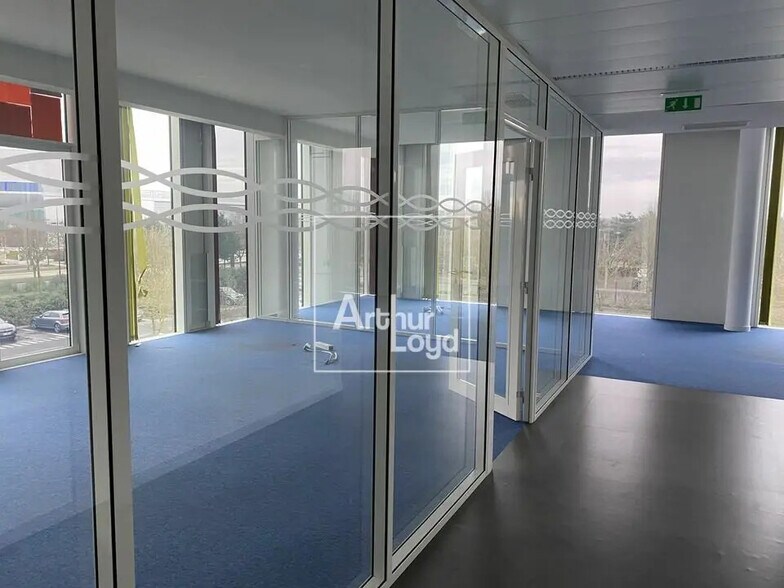 Office in Lieusaint for lease - Interior Photo - Image 3 of 7