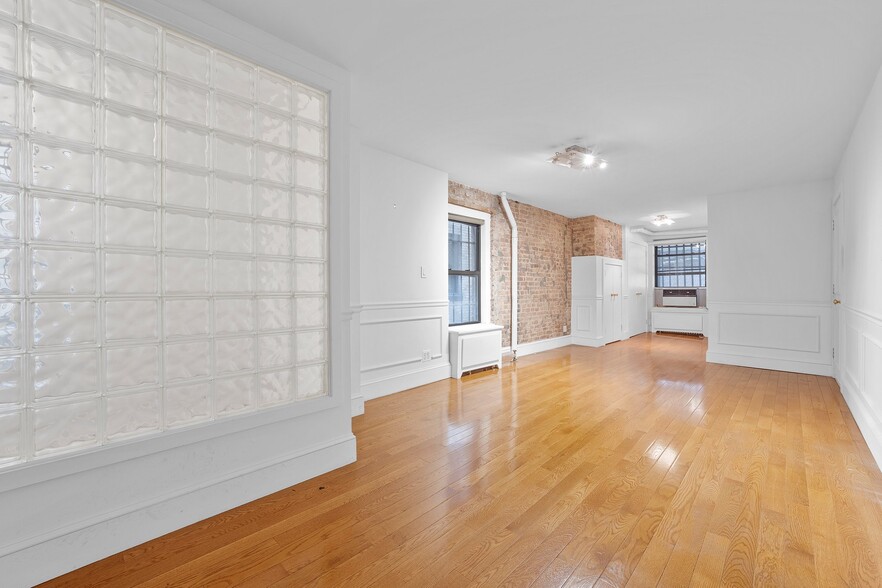 111 E 62nd St, New York, NY for lease - Interior Photo - Image 1 of 12