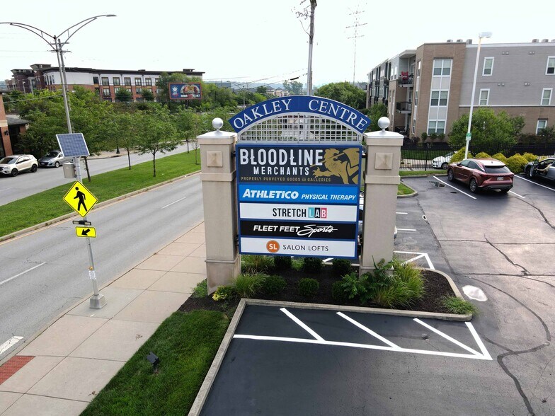 3235 Madison Rd, Cincinnati, OH à louer - Photo du bâtiment - Image 3 de 3