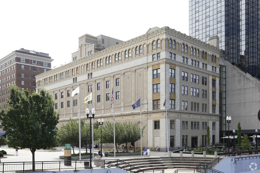 220 Lyon St NW, Grand Rapids, MI à louer - Photo du bâtiment - Image 1 de 21